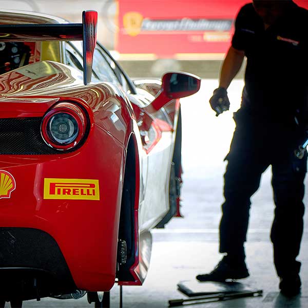 Instalaciones de Taller y Dealer de J.R. Mechanic Dealer en Sugar Land, TX